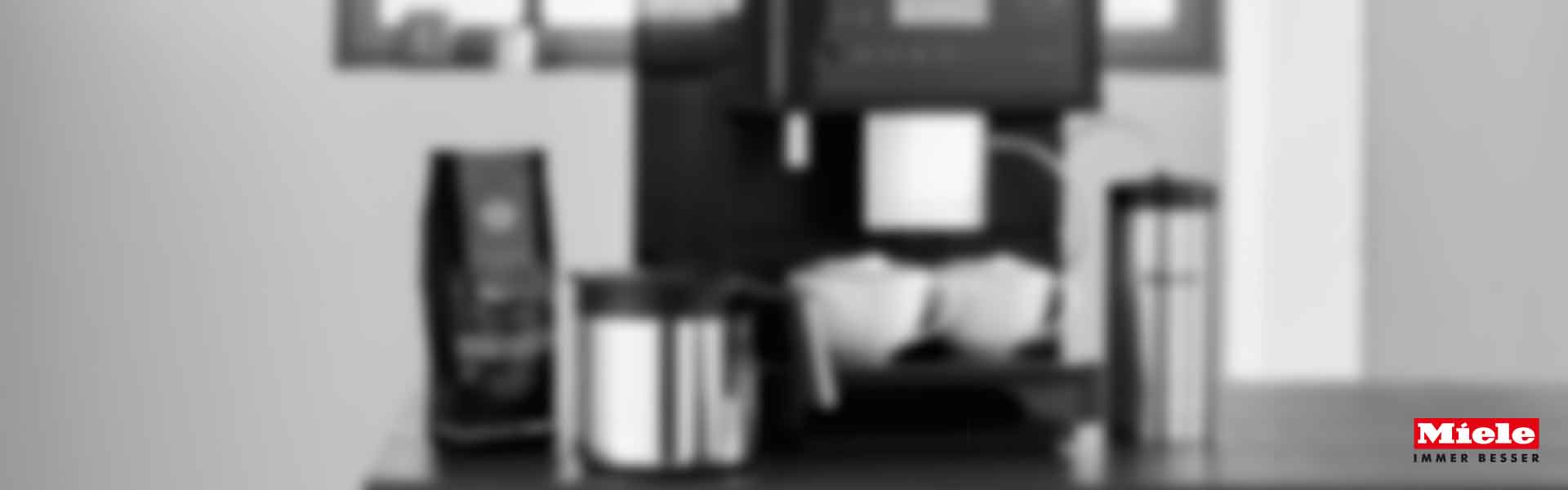 Werbeanzeige für die Miele CM5 Silence Kaffeevollautomaten. Links im Bild ist ein eleganter, kompakter Kaffeevollautomat der Marke Miele in einer roségoldenen Farbe zu sehen. Das Gerät hat ein modernes, minimalistisches Design mit einem zentralen Auslauf und einem Touch-Bedienfeld. Auf dem Auslauf ist das Miele-Logo sichtbar. Rechts daneben steht auf dunklem Hintergrund in großen, weißen Buchstaben der Slogan: „Perfekter Kaffeegenuss. Immer. Und immer wieder.“ Darunter befindet sich der Hinweis: „Die neuen CM5 Silence Kaffeevollautomaten.“ Im oberen Bereich ist das rote Miele-Logo platziert. Das Bild vermittelt den Eindruck von hochwertigem Design, innovativer Technik und leisem Betrieb, passend zu den beworbenen Eigenschaften wie leises Mahlwerk, OneTouch for Two, AromaticSystem, EasyClean, perfekter Milchschaum und ComfortClean.